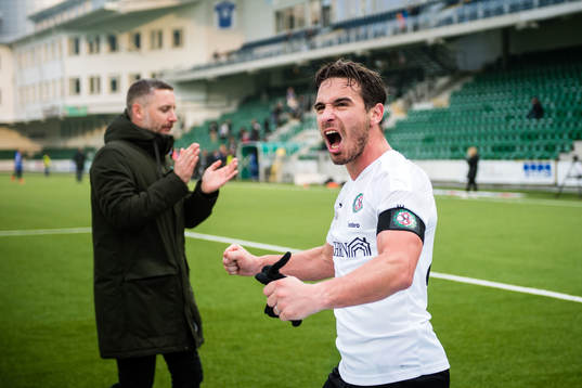 Örebros tränare Axel Kjäll och Nordin Gerzic jublar