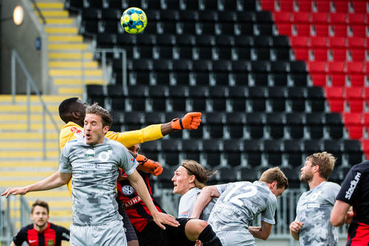 Degerfors Daniel Janevski och Brommapojkarnas målvakt Rasmus Emanuelsson