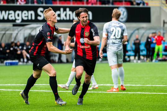 Brommapojkarnas Isac Lidberg och Philip Hellquist  jublar