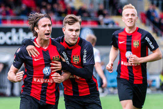 Brommapojkarnas Philip Hellquist  jublar