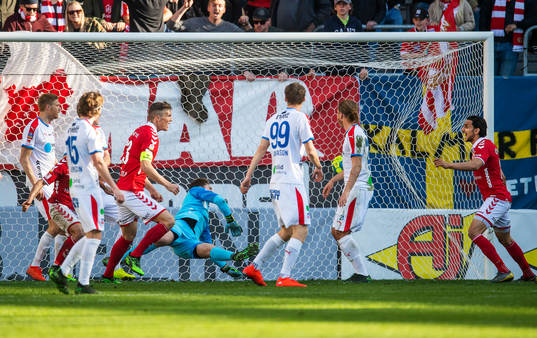 Kalmars Viktor Elm jublar efter 1-0 målet