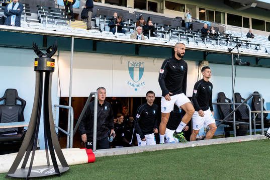 Malmö FFs spelare kommer in till uppvärmningen
