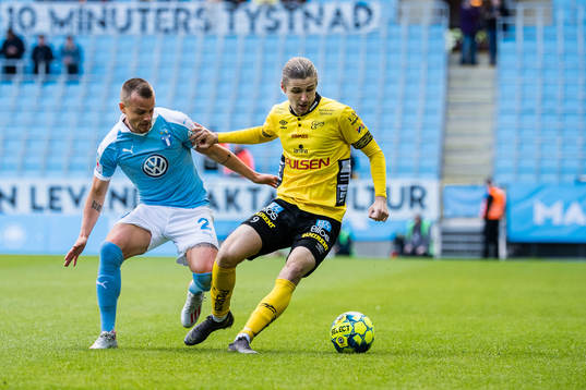 Elfsborgs Pawel Cibicki och Malmö FFs Eric Larsson