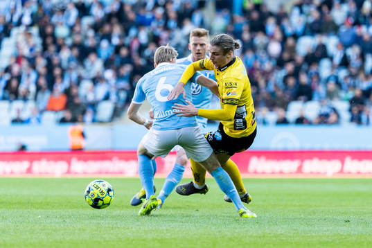 Elfsborgs Pawel Cibicki i kamp med Malmö FFs Oscar Lewicki