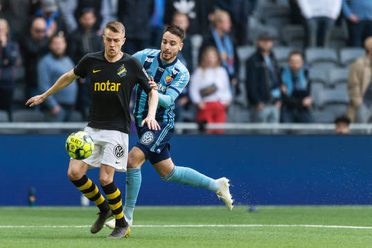 s Karol Mets och Djurgårdens Dzenis Kozica