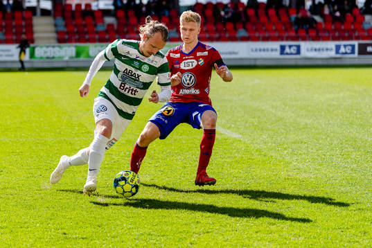 Västerås Jesper Florén i kamp med Östers Gustav Ahrn