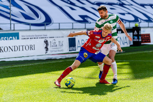 Östers Gustav Ahrn i kamp med Västerås Ilir Berisha