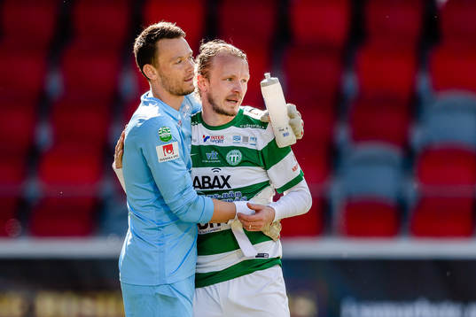 Västerås målvakt Anton Fagerström och Jesper Florén jublar