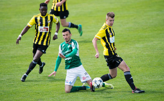 s Burim Rexhepi mot IFK Hässleholms Patrick Osiako och Isak Olsson i matchen i division 2 mellan IFK Hässleholm och Hässleholms IF i Hässleholm 12 maj 2019.  