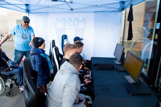 Malmö FFs e-sport spelare David Eidhammer och Zackarias