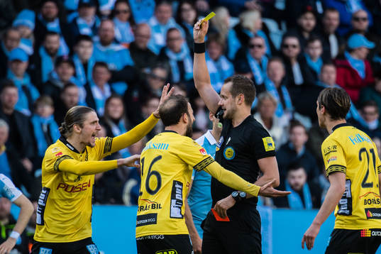 Elfsborgs Pawel Cibicki i dispyt med domaren