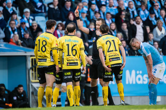 Elfsborgs Pawel Cibicki i dispyt med domaren samtidigt som