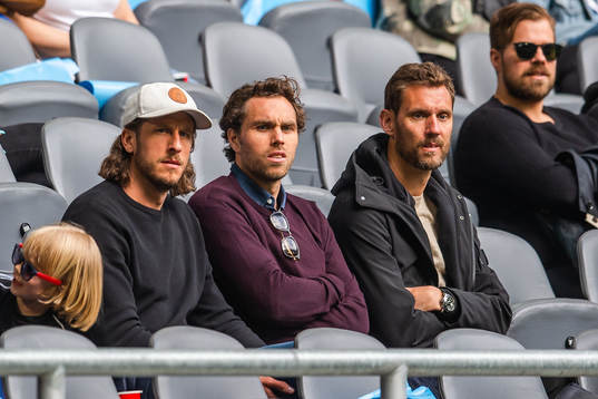 Djurgårdens tidigare spelare Jonas Olsson Johan Elmander och Andreas Isaksson på läktaren 