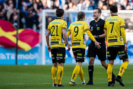 Elfsborgs Pawel Cibicki  i diskussion med domaren