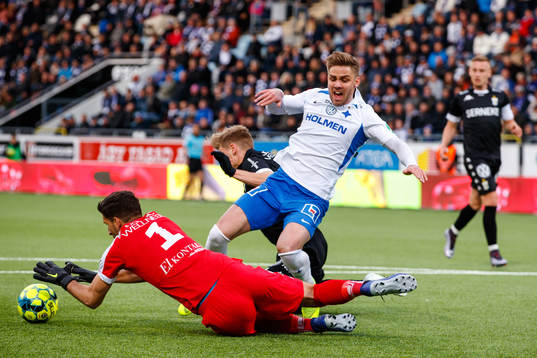IFK Göteborgs målvakt Giannis Anestis och Carl Starfelt