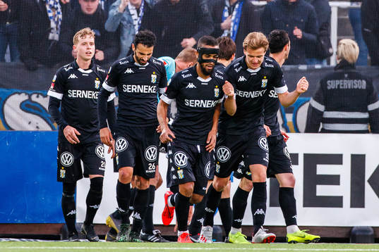 IFK Göteborgs Victor Wernersson , André Calisir , Junes Barny och August Erlingmark jublar efter 1-2