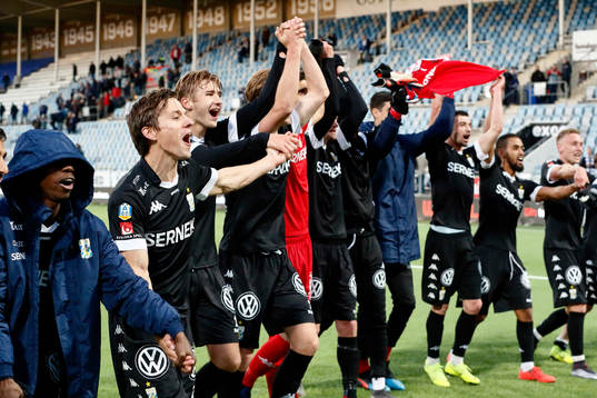 IFK Göteborgs spelare med Lasse Vibe jublar