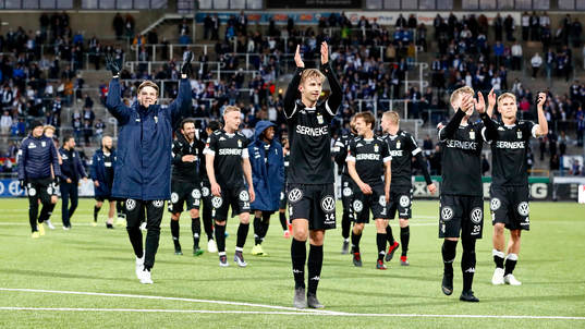 IFK Göteborgs spelare med Benjamin Nygren  jublar