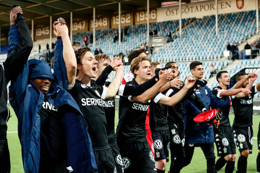 IFK Göteborgs spelare med Lasse Vibe jublar