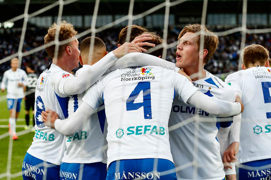 IFK Norrköpings spelare med Alexander Fransson jublar