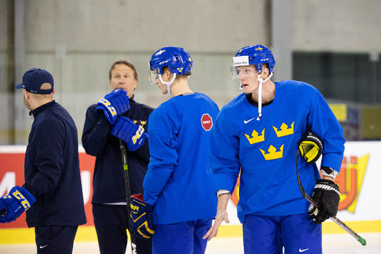 Assistant coach Johan Garpenlöv, Elias Pettersson and John