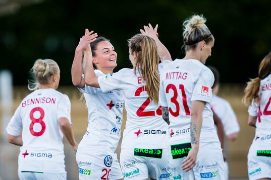 Rosengårds Johanna Rytting Kaneryd jublar tillsammans med Fiona Brown efter 1-0