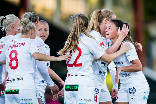 Rosengårds Johanna Rytting Kaneryd jublar med lagkamrater efter 1-0