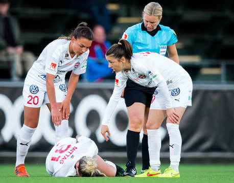 Rosengårds Anja Mittag har ont och får hjälp av Johanna