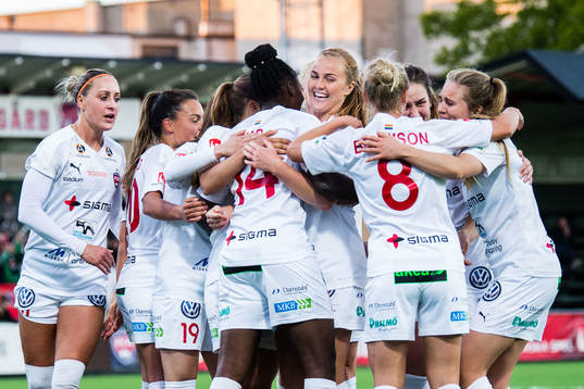 Rosengårds Anam Imo jublar med lagkamrater efter 2-0
