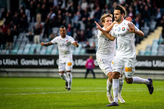 Örgrytes Jakob Lindström jublar tillsammans med Oliver Stanisic efter 1-1