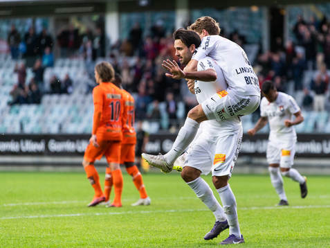 Örgrytes Jakob Lindström jublar med målskytten till 1-1 Oliver Stanisic