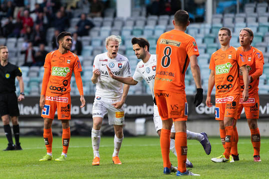 Örgrytes Gustav Ludwigson jublar med målskytten till 1-1