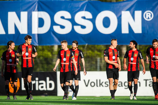 Brommapojkarnas Isac Lidberg jublar med lagkamrater