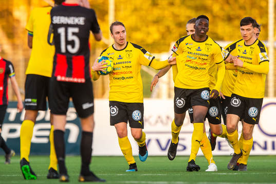 Frejs Melvin Fritzhell jublar med lagkamrater