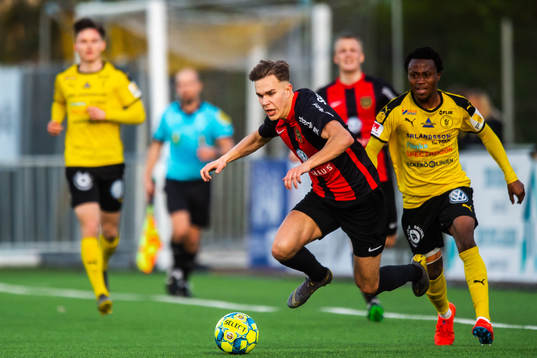 Efter denna situation tilldelades Frejs Abdul Halik Hudu en varning efter en duell med Brommapojkarnas Dusan Jajic