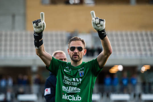 Sirius målvakt John Alvbåge jublar