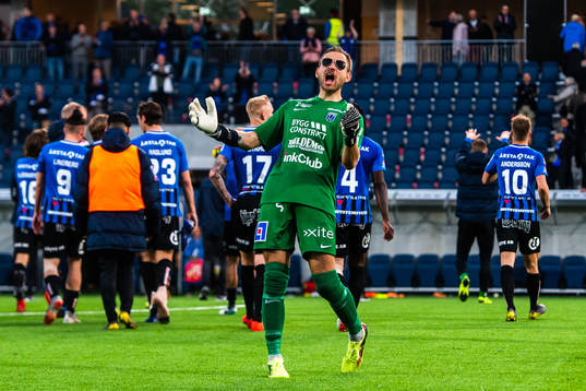 Sirius målvakt John Alvbåge jublar