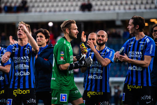 Sirius målvakt John Alvbåge jublar