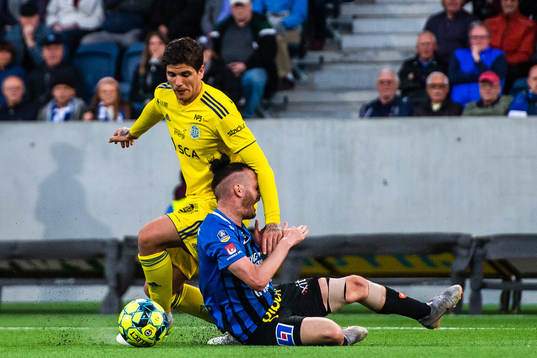 Sundsvalls David Batanero och Sirius Jonas Lindberg i en kamp i straffområdet