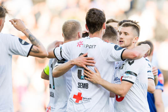 Vebjørn Hoff of Odd celebrates with teammates