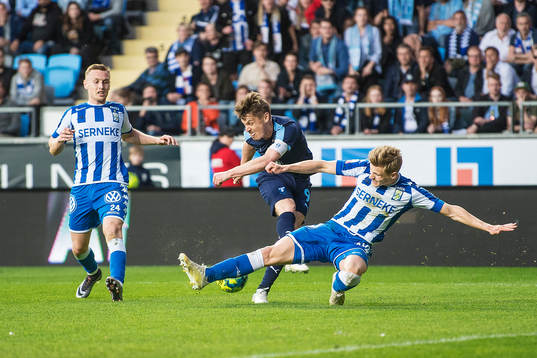 IFK Göteborgs Carl Starfelt täcker skott av Malmö FFs