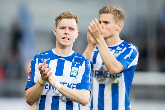 IFK Göteborgs Victor Wernersson och Carl Starfelt tackar publiken