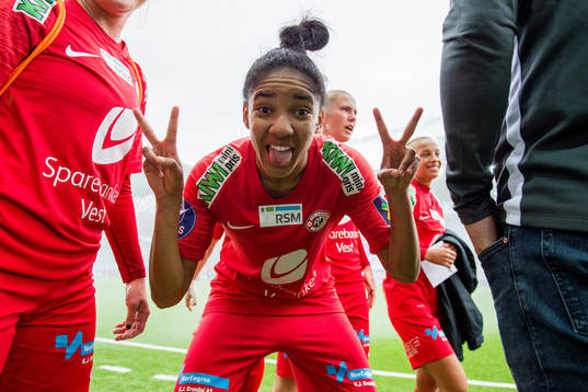 Lais Araujo of Arna-Bjørnar celebrates