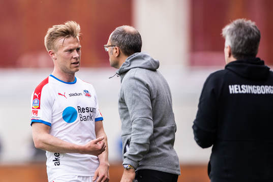 Helsingborgs Andreas Landgren i samtal med tränare Per-Ola Ljung