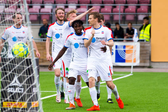 Helsingborgs Andri Bjarnason jublar med Mamudu Moro och lagkamrater efter 0-1
