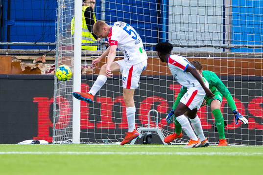 Helsingborgs Markus Holgersson rensar undan bollen framför