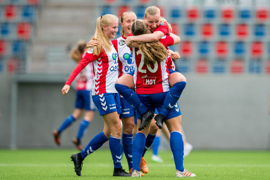 Linn Huseby of Lyn celebrates