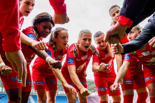 Georgia Cloepfil, Augustine Siliki, Andrea Wilmann, Emilie Nautnes, Milica Mijatovic, Elise Isolde Stenevik and Helene Gloppen of Arna-Bjørnar gather in a circle ahead of