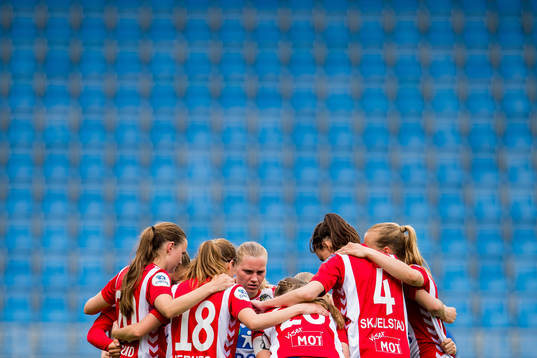 Linn Huseby and the players of Lyn gather in a circle