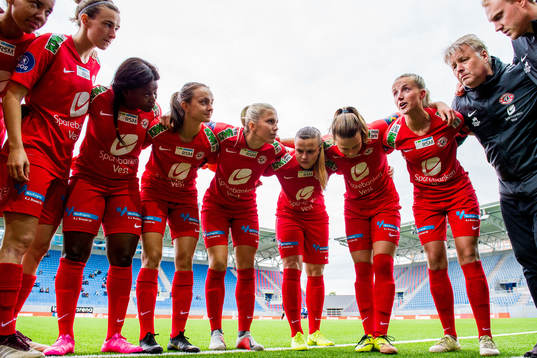 Lais Araujo, Georgia Cloepfil, Augustine Siliki, Andrea Wilmann, Emilie Nautnes, Milica Mijatovic, Elise Isolde Stenevik and Helene Gloppen of Arna-Bjørnar gather in a circle ahead of